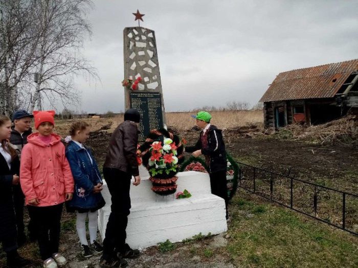 Возложение цветов к памятнику участникам Великой Отечественной войны в Селедково