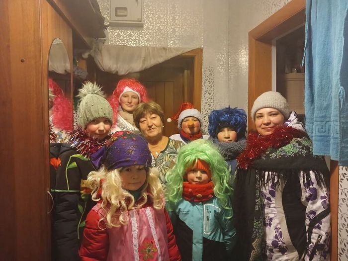 Участники студии ''Маска'' для жителей села Антропово провели рождественские колядки ''Настали святки – запевай колядки''