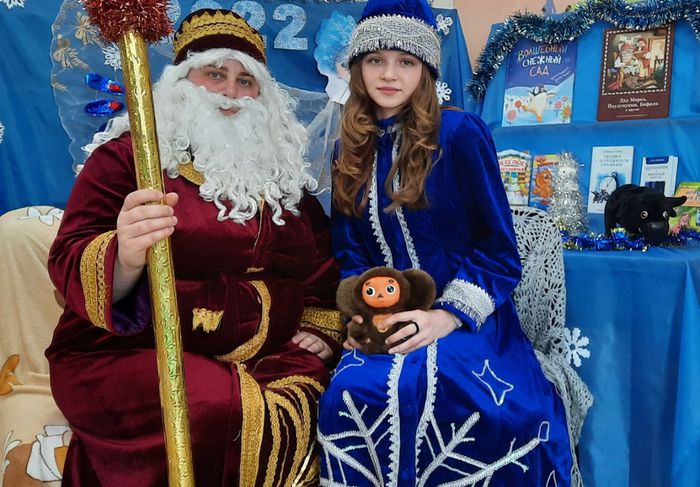 Дед Мороз и Снегурочка в Кольцово.jpg