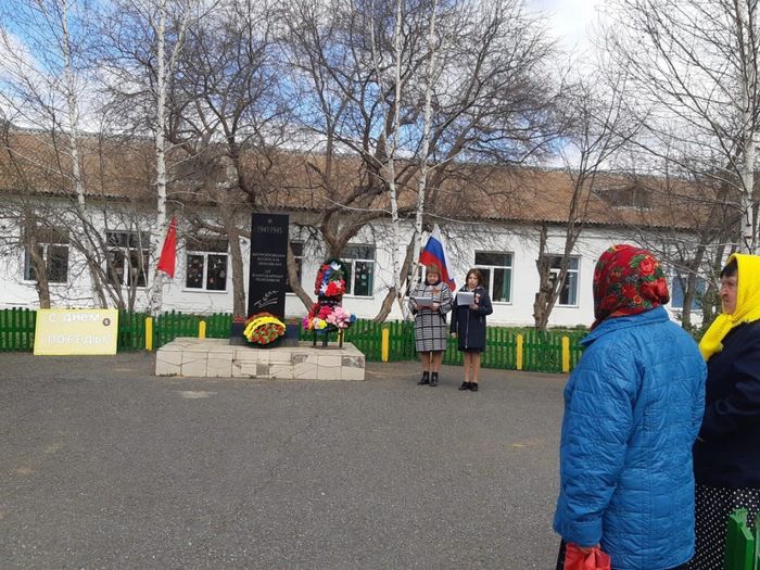 Возложение цветов к памятнику участникам Великой Отечественной войны в Антропово